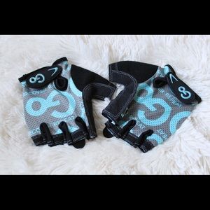 𝚆𝚘𝚖𝚎𝚗’𝚜 𝚕𝚒𝚏𝚝𝚒𝚗𝚐 𝚐𝚕𝚘𝚟𝚎𝚜